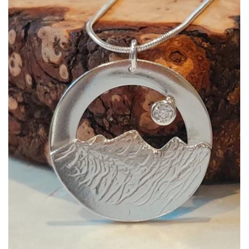 SKIDDAW ROUND PENDANT WITH CUBIC ZIRCONIA IN STERLING SILVER